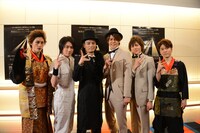 通し稽古終了後のフォトセッションの様子。左から植原卓也、良知真次、KREVA、宮野真守、井出卓也、入野自由。