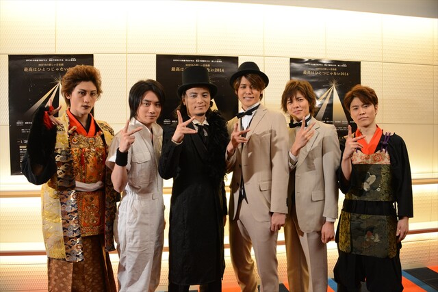 通し稽古終了後のフォトセッションの様子。左から植原卓也、良知真次、KREVA、宮野真守、井出卓也、入野自由。