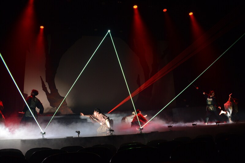 劇中では、さながらコンサートのようなレーザー演出も多数使われる。