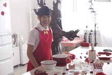 「手づくりチョコ篇」撮影中の伊藤千由李。