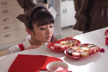 「手づくりチョコ篇」撮影中の咲良菜緒。