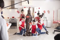 「手づくりチョコ篇」撮影中のチームしゃちチョコ。