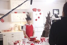 「手づくりチョコ篇」撮影中の安藤ゆず。