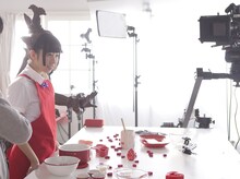 「手づくりチョコ篇」撮影中の大黒柚姫。