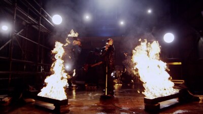 ナノ「Born to be」PVのワンシーン。