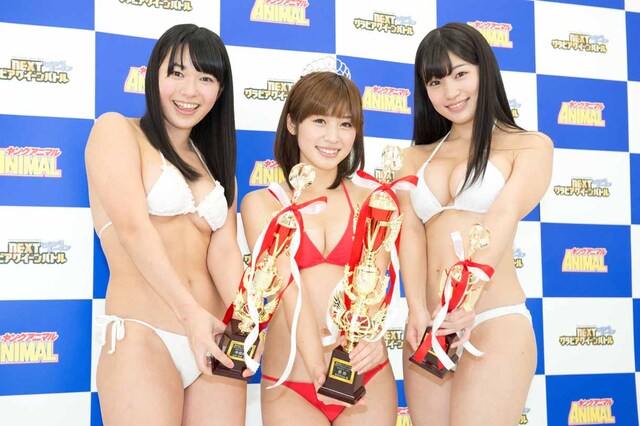 左から山中知恵、仙石みなみ、高崎聖子。