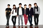 新たに加入したメンバー、これから入隊するメンバーを含む貴重な6ショットでのCODE-V。