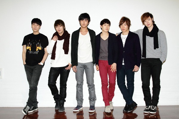 新たに加入したメンバー、これから入隊するメンバーを含む貴重な6ショットでのCODE-V。