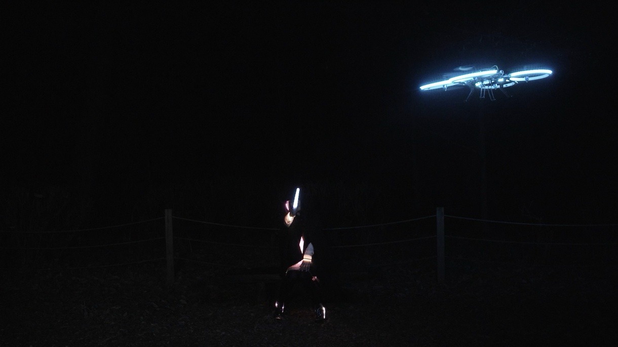 やくしまるえつこ「X次元へようこそ」PVのワンシーン。