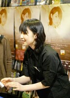 ファンに「チョコレート」を手渡しする家入レオ。