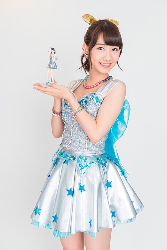 柏木由紀と柏木由紀フィギュアのツーショット。