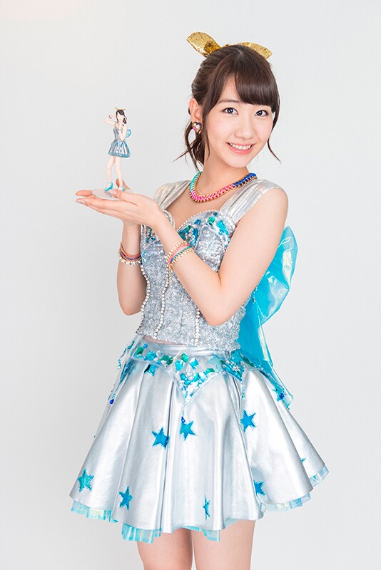 柏木由紀と柏木由紀フィギュアのツーショット。