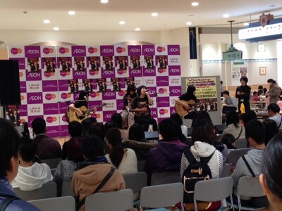 佐賀・イオンモール佐賀大和でのVictoryイベントライブの様子。