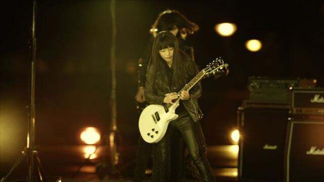 miwa「Faith」ビデオクリップのワンシーン。ライトハンド奏法でギターを弾くmiwa。