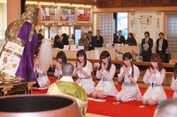 増上寺でヒット祈願のご祈祷を受けるモーニング娘。'14。