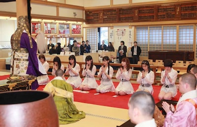 増上寺でヒット祈願のご祈祷を受けるモーニング娘。'14。