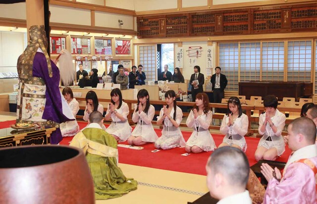増上寺でヒット祈願のご祈祷を受けるモーニング娘。'14。