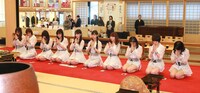増上寺でヒット祈願のご祈祷を受けるモーニング娘。'14。