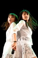 左から石田亜佑美、鞘師里保。