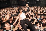 a flood of circle「Tour I'M FREE “AFOCの47都道府県制覇！形ないものを爆破しにいくツアー / 迷わず行けよ編”」赤坂BLITZ公演の様子。（撮影：新保勇樹）