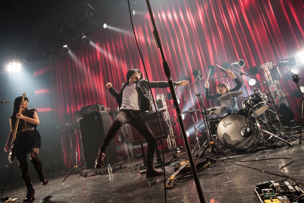 a flood of circle「Tour I'M FREE “AFOCの47都道府県制覇！形ないものを爆破しにいくツアー / 迷わず行けよ編”」赤坂BLITZ公演の様子。（撮影：新保勇樹）