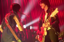 a flood of circle「Tour I'M FREE “AFOCの47都道府県制覇！形ないものを爆破しにいくツアー / 迷わず行けよ編”」赤坂BLITZ公演の様子。（撮影：新保勇樹）