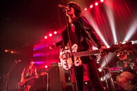 a flood of circle「Tour I'M FREE “AFOCの47都道府県制覇！形ないものを爆破しにいくツアー / 迷わず行けよ編”」赤坂BLITZ公演の様子。（撮影：新保勇樹）