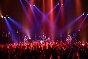 a flood of circle「Tour I'M FREE “AFOCの47都道府県制覇！形ないものを爆破しにいくツアー / 迷わず行けよ編”」赤坂BLITZ公演の様子。（撮影：新保勇樹）