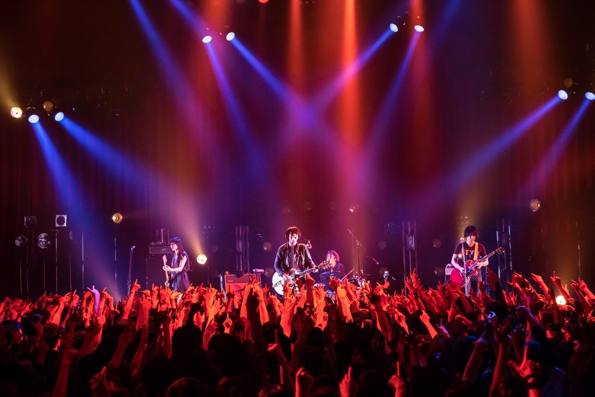 a flood of circle「Tour I'M FREE “AFOCの47都道府県制覇！形ないものを爆破しにいくツアー / 迷わず行けよ編”」赤坂BLITZ公演の様子。（撮影：新保勇樹）