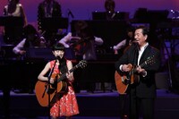 左からmiwa、加山雄三。