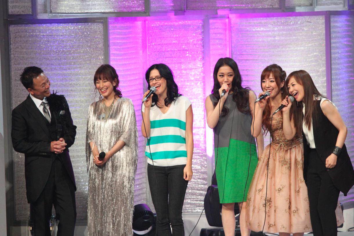 左から恵俊彰、鈴木杏樹、アンジェラ・アキ、JUJU、平原綾香、華原朋美。