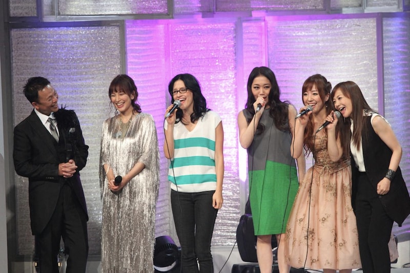 左から恵俊彰、鈴木杏樹、アンジェラ・アキ、JUJU、平原綾香、華原朋美。