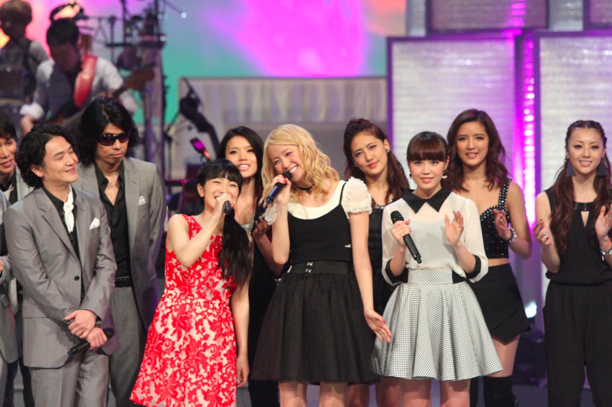 左からゴスペラーズ、miwa、E-girls。