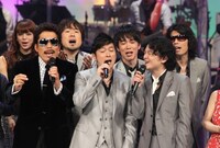 左から鈴木雅之、ゴスペラーズ。