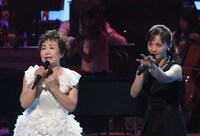 左から加藤登紀子、華原朋美。