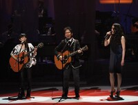 左からmiwa、南こうせつ、JUJU。