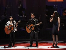 左からmiwa、南こうせつ、JUJU。