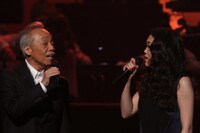 左から谷村新司、JUJU。