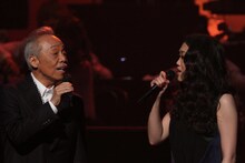 左から谷村新司、JUJU。