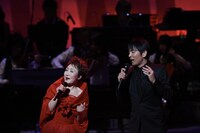 左から加藤登紀子、徳永英明。