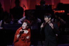 左から加藤登紀子、徳永英明。