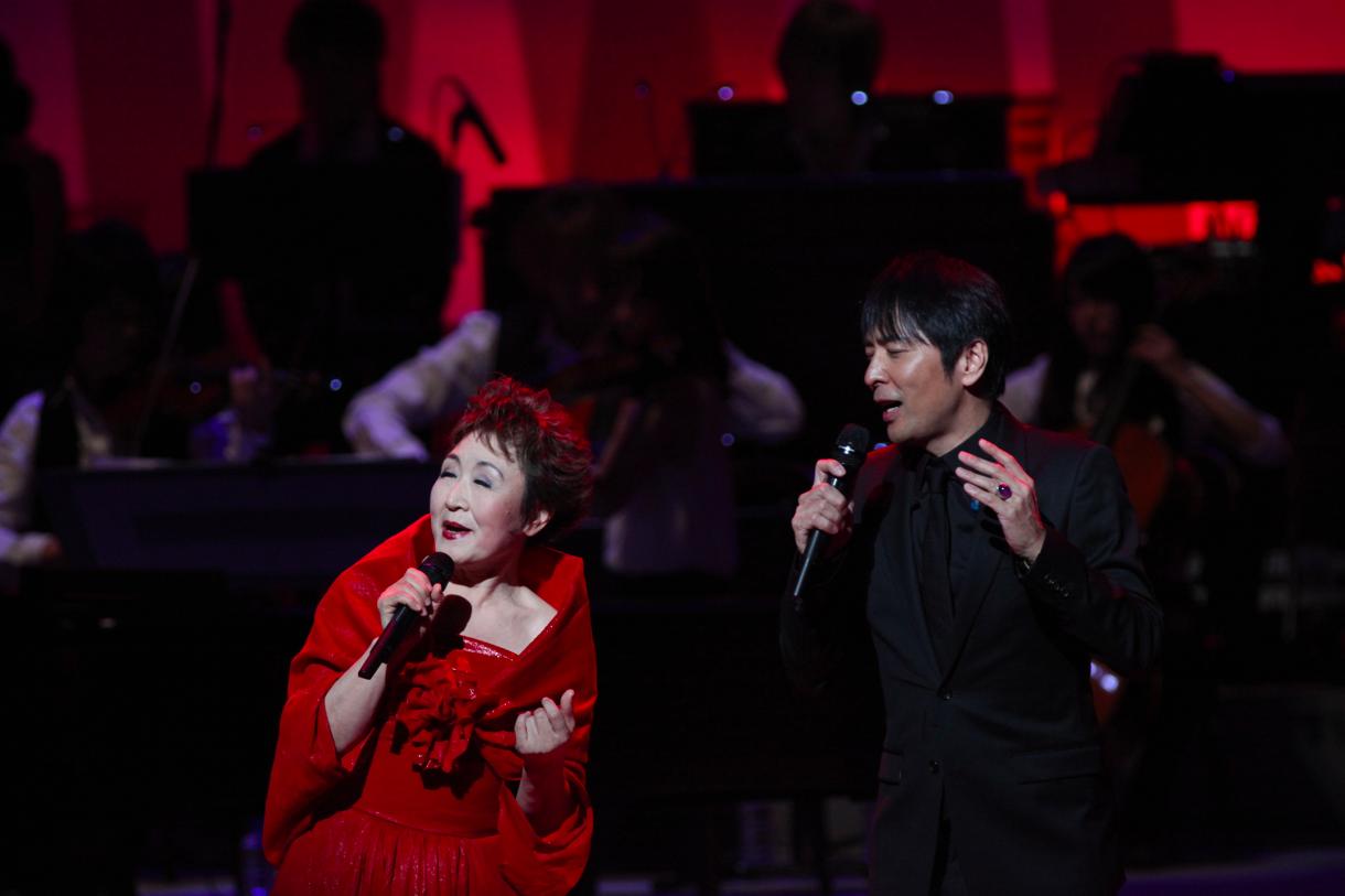 左から加藤登紀子、徳永英明。