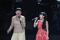 左から和田アキ子、miwa。