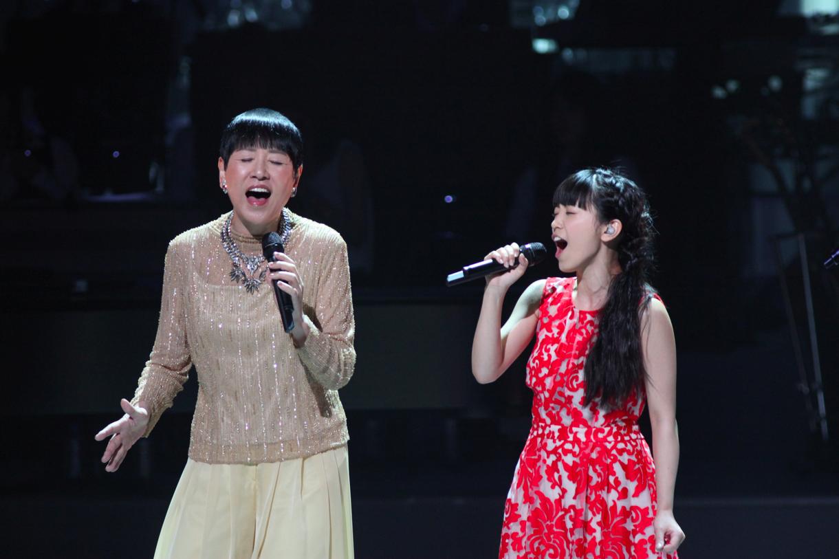 左から和田アキ子、miwa。