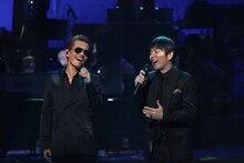 左からEXILE ATSUSHI、徳永英明。