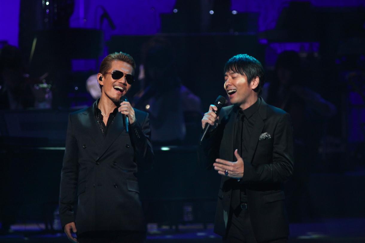 左からEXILE ATSUSHI、徳永英明。