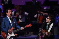 左から加山雄三、森山良子。