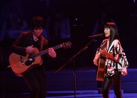左から押尾コータロー、miwa。