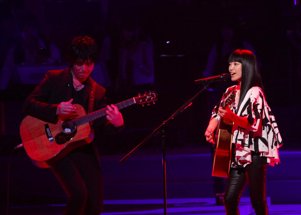 左から押尾コータロー、miwa。
