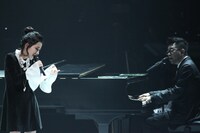 左から加藤ミリヤ、槇原敬之。